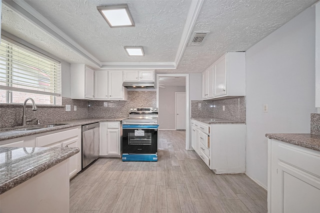 10423 Rancho Bernardo Ln, Sugar Land, TX 77498 - kitchen featuring appliances with stainless steel finishes, a textured ceiling, light wood-style floors, white cabinets, and under cabinet range hood