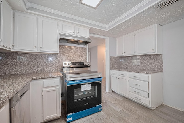 10423 Rancho Bernardo Ln, Sugar Land, TX 77498 - kitchen featuring stainless steel appliances, under cabinet range hood, light wood-style floors, white cabinetry, and a textured ceiling