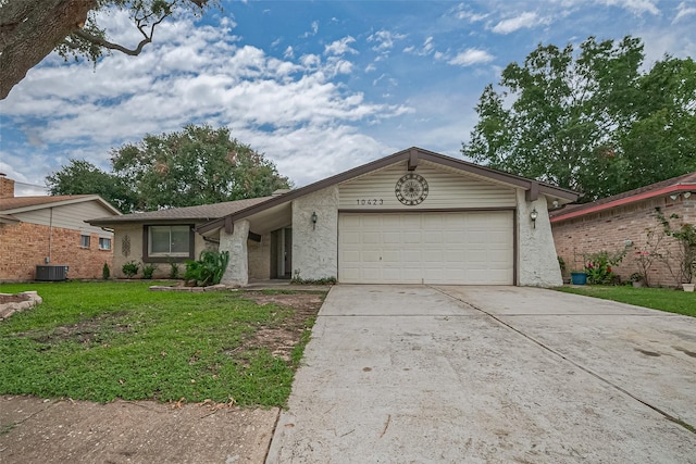 10423 Rancho Bernardo Ln, Sugar Land, TX 77498 - view of front of house featuring concrete driveway, a garage, and a front yard