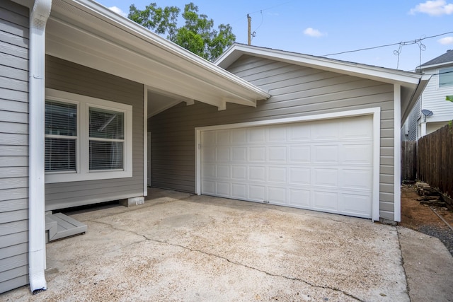 829 E 27th St, Houston, TX 77009 - garage with driveway