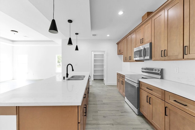 1005 Lake View Dr, Montgomery, TX 77356 - kitchen with appliances with stainless steel finishes, recessed lighting, light wood-type flooring, decorative light fixtures, and an island with sink