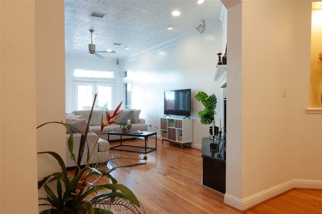 5346 Mcculloch Cir, Houston, TX 77056 - living area featuring a ceiling fan, light wood finished floors, crown molding, and recessed lighting