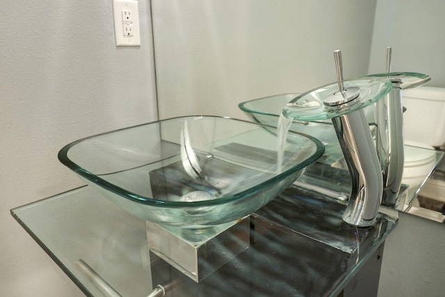 5346 Mcculloch Cir, Houston, TX 77056 - detailed view of a sink