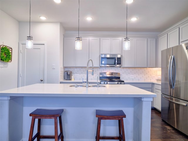 400 Beken Cove Ln, La Porte, TX 77571 - kitchen featuring stainless steel appliances, tasteful backsplash, light countertops, a kitchen breakfast bar, and an island with sink