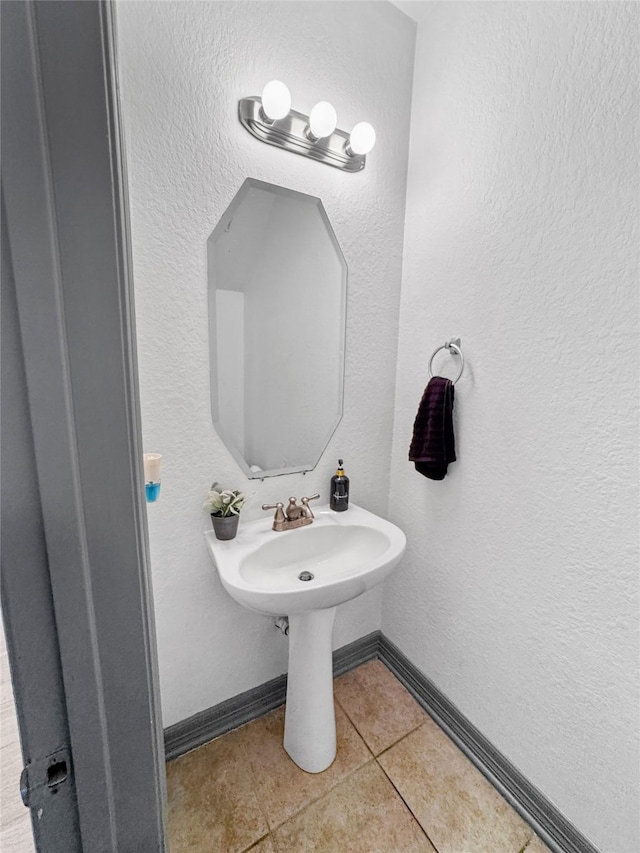 2905 Baer St Unit 6, Houston, TX 77020 - bathroom featuring tile patterned flooring and baseboards