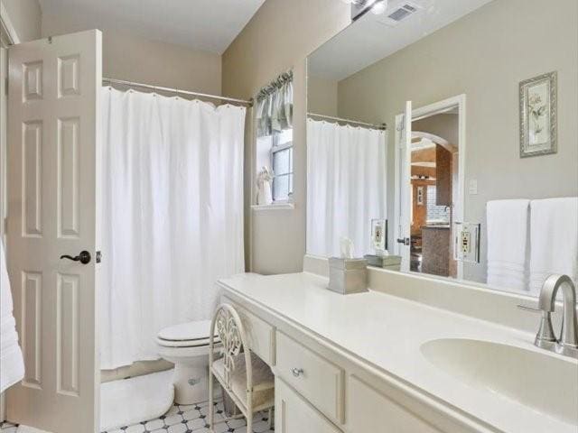 2700 Spurlock Rd, Nederland, TX 77627 - full bathroom featuring vanity and curtained shower