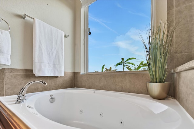 208 Harbor Bend Ln, Dickinson, TX 77539 - bathroom featuring a jetted tub