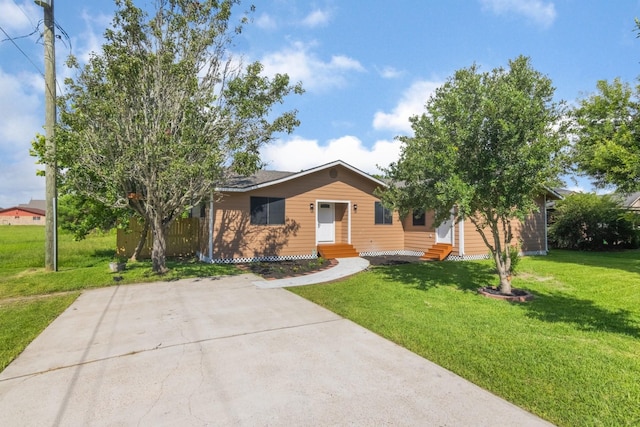 113 N Holmes St, La Porte, TX 77571 - ranch-style house with entry steps and a front yard
