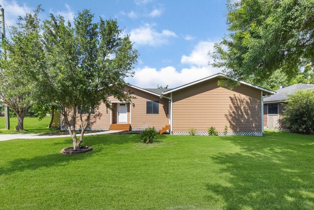 113 N Holmes St, La Porte, TX 77571 - view of front facade featuring a front yard and entry steps