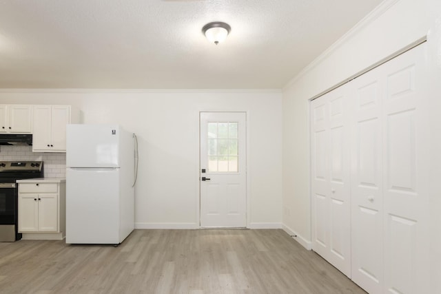 113 N Holmes St, La Porte, TX 77571 - kitchen featuring freestanding refrigerator, stainless steel range with electric stovetop, light wood-type flooring, crown molding, and tasteful backsplash