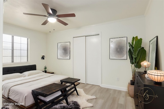 113 N Holmes St, La Porte, TX 77571 - bedroom with light wood finished floors, crown molding, a closet, and ceiling fan