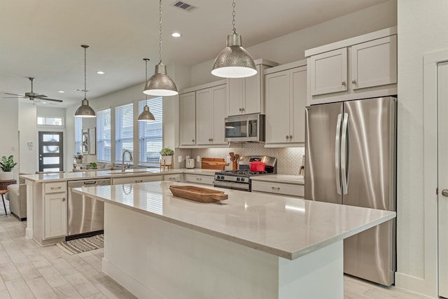 454 Glacier Pass, Montgomery, TX 77316 - kitchen with appliances with stainless steel finishes, a peninsula, backsplash, a center island, and recessed lighting