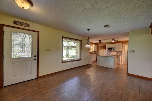 5425 Sandy Creek Ln, Brenham, TX 77833 - foyer with dark wood-type flooring, a textured ceiling, and ceiling fan