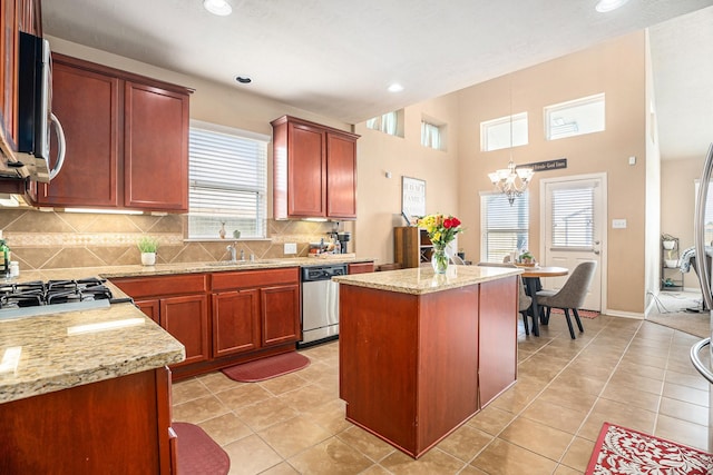 3018 Cambridge Meadows Ln, Dickinson, TX 77539 - kitchen with appliances with stainless steel finishes, a center island, backsplash, a chandelier, and recessed lighting