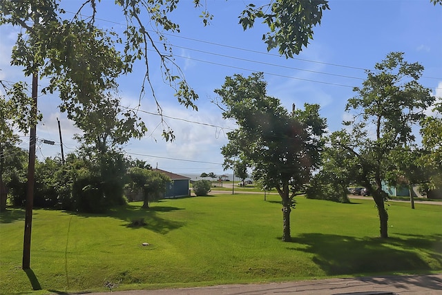 531 Circle Dr, La Porte, TX 77571 - view of property's community with a lawn