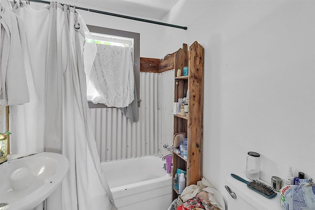 531 Circle Dr, La Porte, TX 77571 - bathroom with shower / tub combo