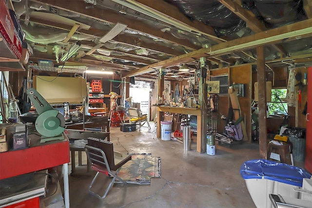 531 Circle Dr, La Porte, TX 77571 - garage with a workshop area