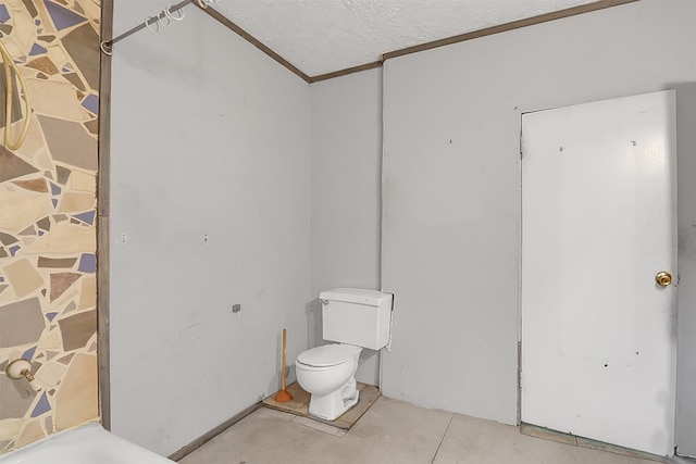 531 Circle Dr, La Porte, TX 77571 - bathroom with ornamental molding, a textured ceiling, and a bath