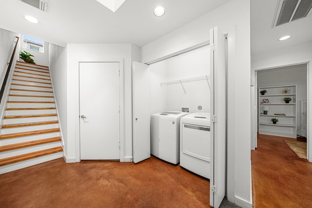 2712 La Branch St, Houston, TX 77004 - laundry room featuring washer and dryer and recessed lighting