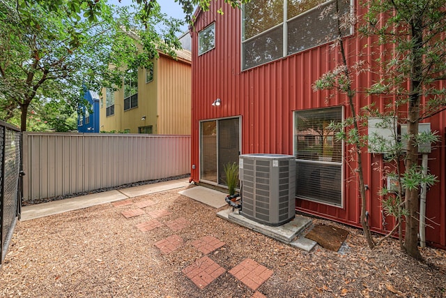 2712 La Branch St, Houston, TX 77004 - view of side of home featuring a fenced backyard and board and batten siding