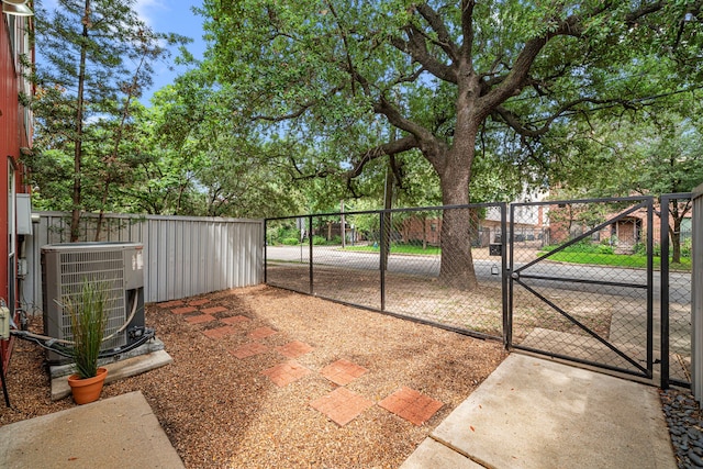 2712 La Branch St, Houston, TX 77004 - view of yard featuring a gate
