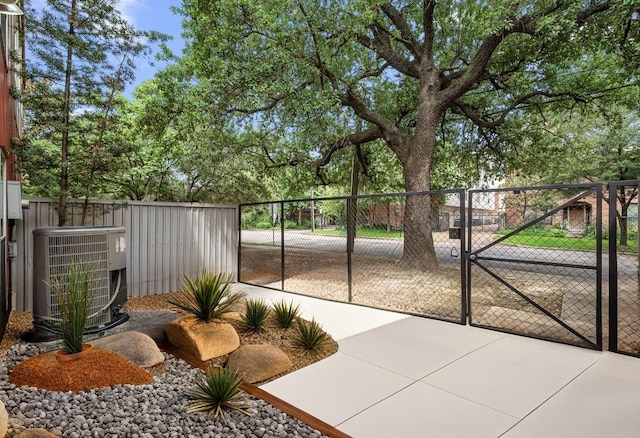 2712 La Branch St, Houston, TX 77004 - view of patio with a gate