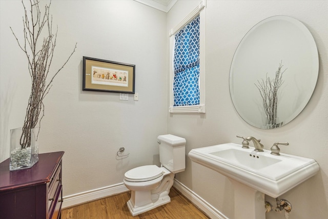 3926 Oberlin St, West University Place, TX 77005 - bathroom featuring wood finished floors and crown molding