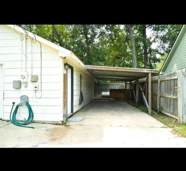 324 E Hunting Tower Run, Montgomery, TX 77316 - view of vehicle parking with driveway and a carport