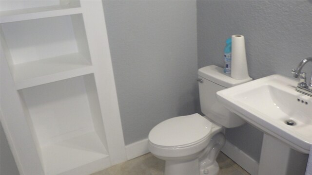 232 Birch St, Lake Jackson, TX 77566 - bathroom with a shower and a textured wall