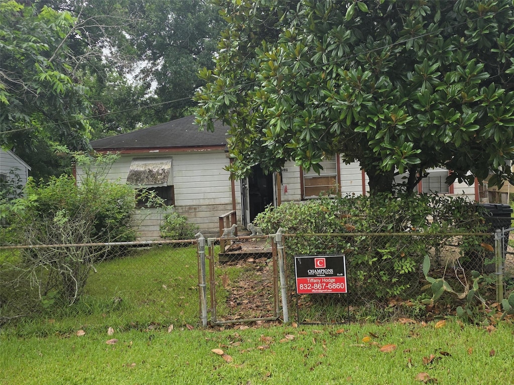 5218 Higgins St, Houston, TX 77033 - view of front of home with a gate