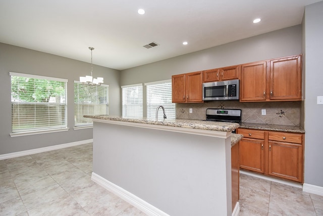 4706 Torrington Ct, Sugar Land, TX 77479 - kitchen with stainless steel appliances, a chandelier, plenty of natural light, backsplash, and recessed lighting