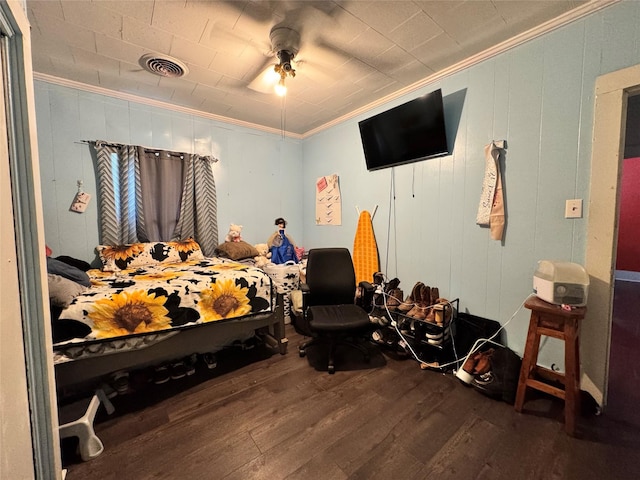 918 E Mcalpine St, Navasota, TX 77868 - bedroom featuring ornamental molding, wood finished floors, and a ceiling fan