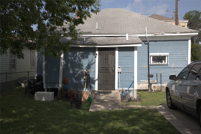 622 S Hackberry St, San Antonio, TX 78203 - rear view of property with a lawn and a shingled roof