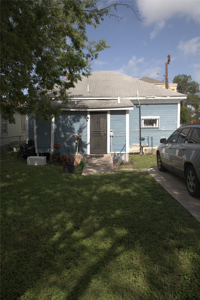 622 S Hackberry St, San Antonio, TX 78203 - rear view of property featuring a yard