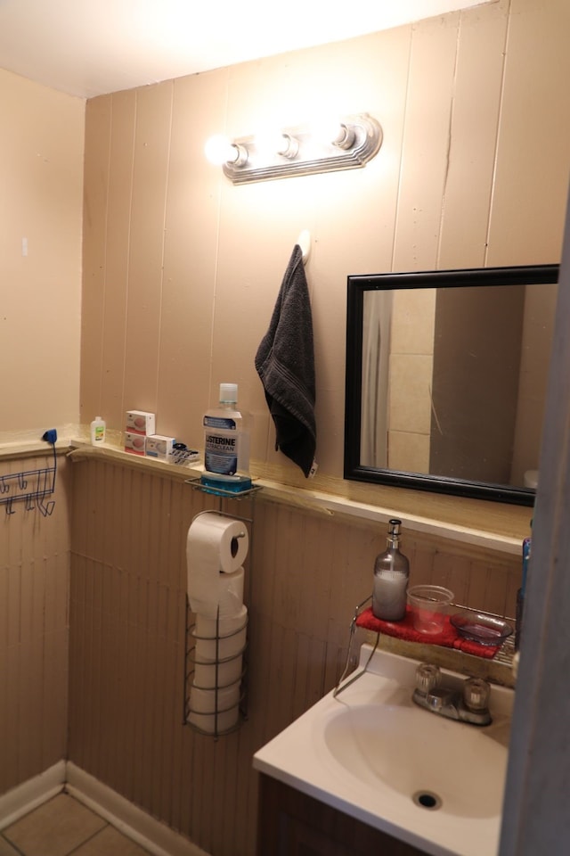 622 S Hackberry St, San Antonio, TX 78203 - bathroom featuring vanity