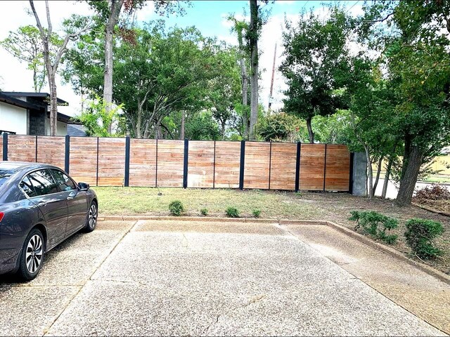 5610 Woodway Dr, Houston, TX 77056 - view of uncovered parking lot