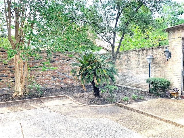 5610 Woodway Dr, Houston, TX 77056 - exterior space featuring a patio area