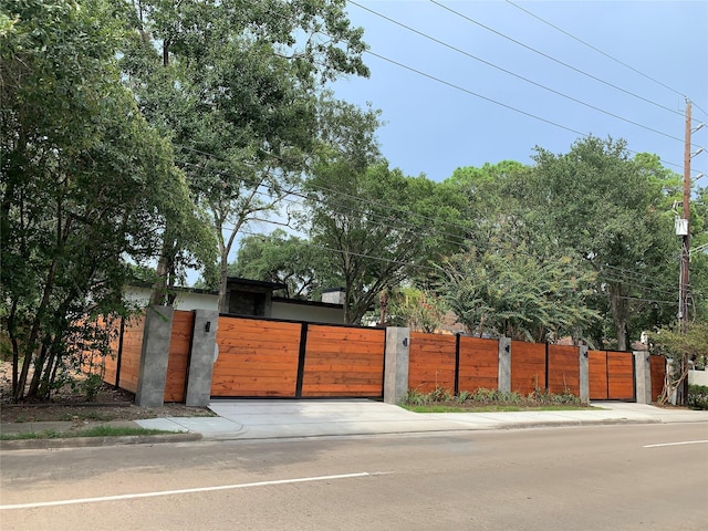 5610 Woodway Dr, Houston, TX 77056 - view of front of property featuring a fenced front yard and a gate