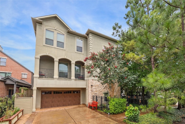 234 Knox St, Houston, TX 77007 - view of front of property with stucco siding, an attached garage, and concrete driveway