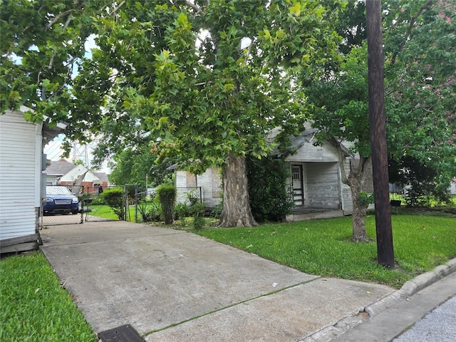1601 Malvern St, Houston, TX 77009 - view of front facade featuring concrete driveway and a gate