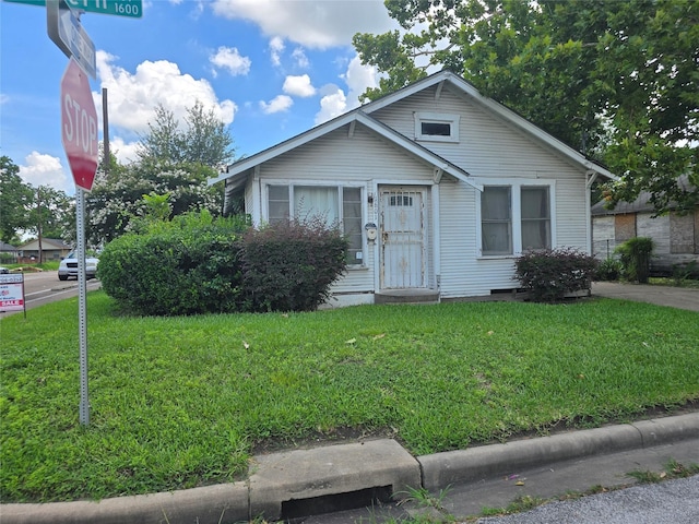 1601 Malvern St, Houston, TX 77009 - bungalow-style house featuring a front yard
