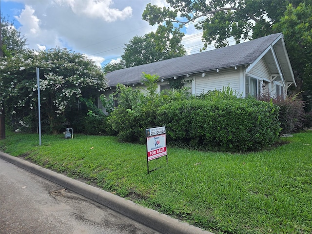 1601 Malvern St, Houston, TX 77009 - view of front of house featuring a shingled roof and a front yard