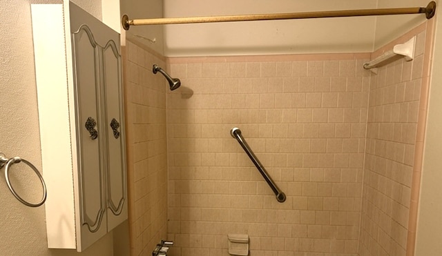 1722 Briar Ln, Wharton, TX 77488 - full bathroom with tiled shower
