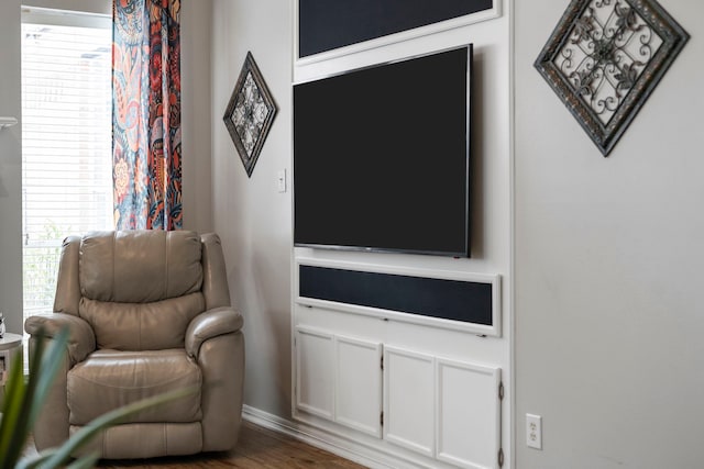 8522 Hillsboro Pl, Sugar Land, TX 77479 - sitting room featuring wood finished floors and baseboards