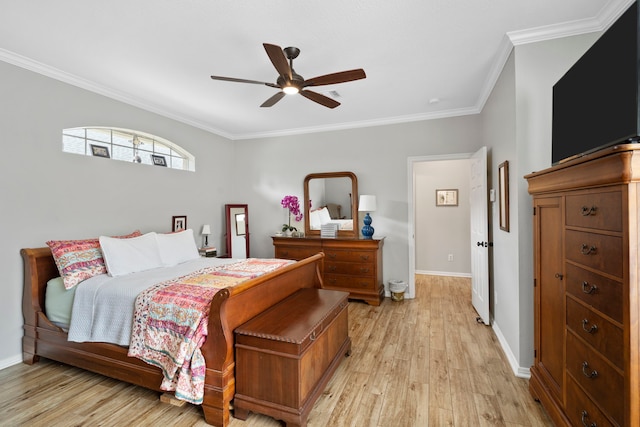 8522 Hillsboro Pl, Sugar Land, TX 77479 - bedroom with light wood-style flooring, crown molding, and ceiling fan