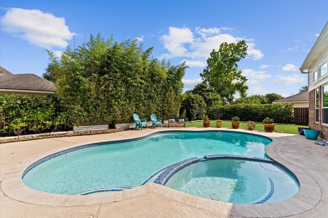 4807 Louisa Ct, Sugar Land, TX 77478 - view of pool featuring a pool with connected hot tub and a patio