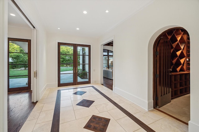 1039 Kirby Dr, Houston, TX 77019 - foyer featuring crown molding, arched walkways, recessed lighting, and inlaid floor details
