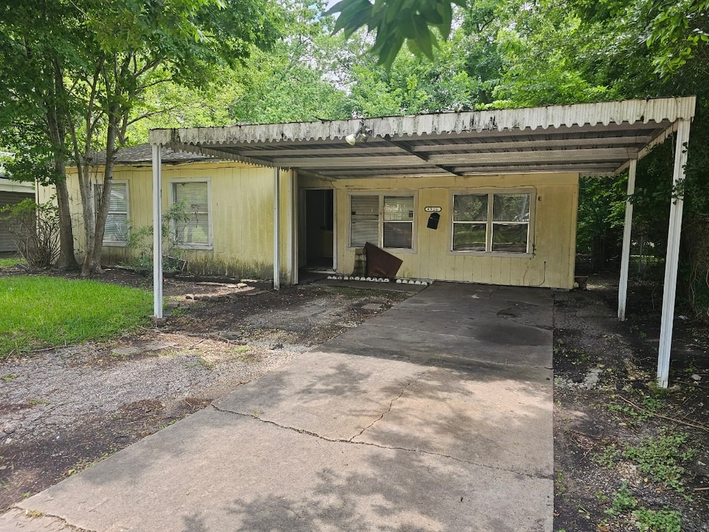 4926 Idaho St, Houston, TX 77021 - view of front facade with an attached carport and concrete driveway