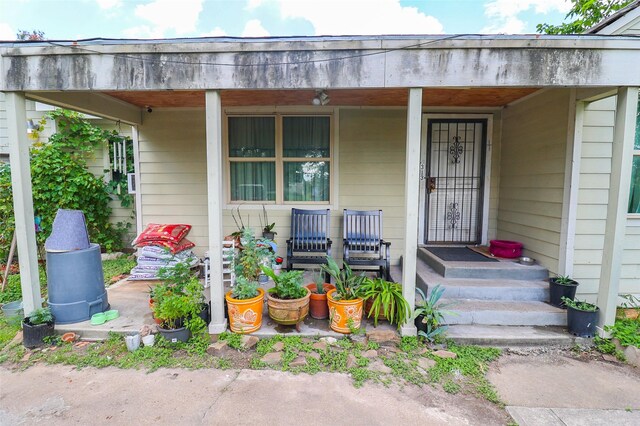 313 E Tidwell Rd, Houston, TX 77022 - view of exterior entry featuring a porch