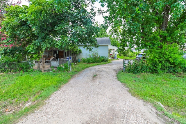 313 E Tidwell Rd, Houston, TX 77022 - view of front of house with dirt driveway